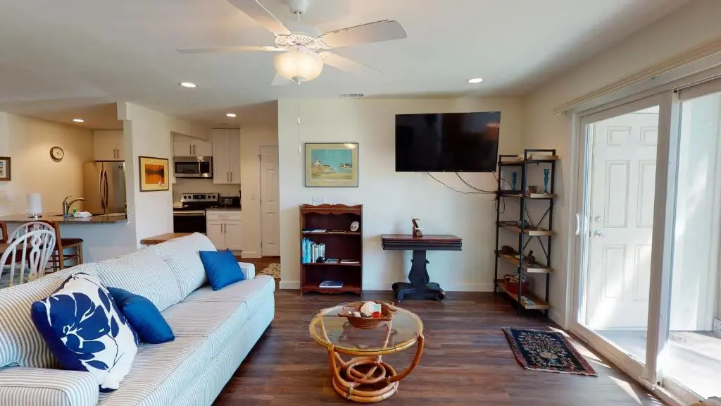 AH-F120 Newly Remodeled Bottom Floor Condo, Shared PoolHot Tub, Near Marina & Ferry