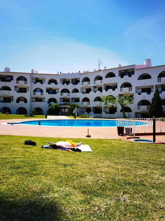 211 Apartamento moderno com vista para a piscina no centro da cidade