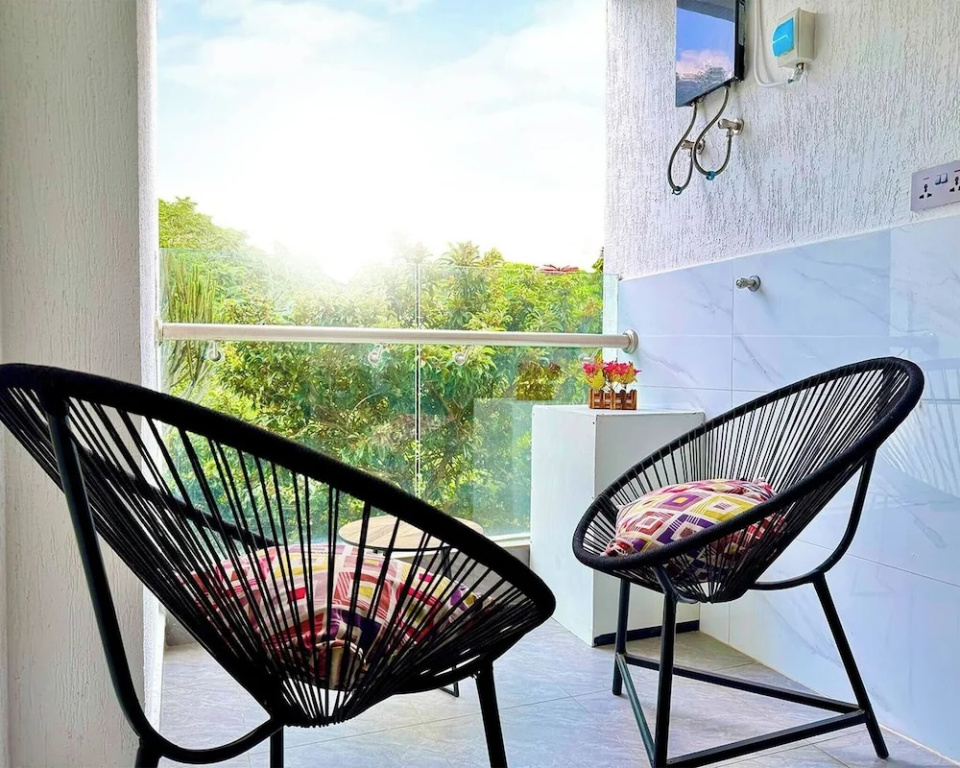 Tranquil 2-bedroom Apartment With Nature and City Views