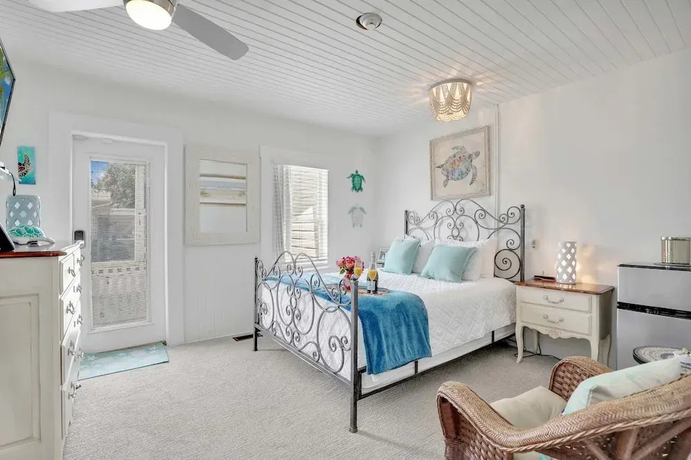 Hibiscus House Bed Breakfast Inn Turtle Room Bed-ada