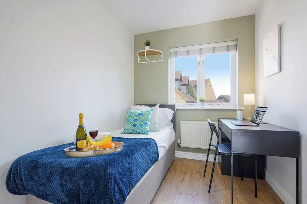 3 Bed House - Sleeps 7 - Garden - Parking - Wifi
