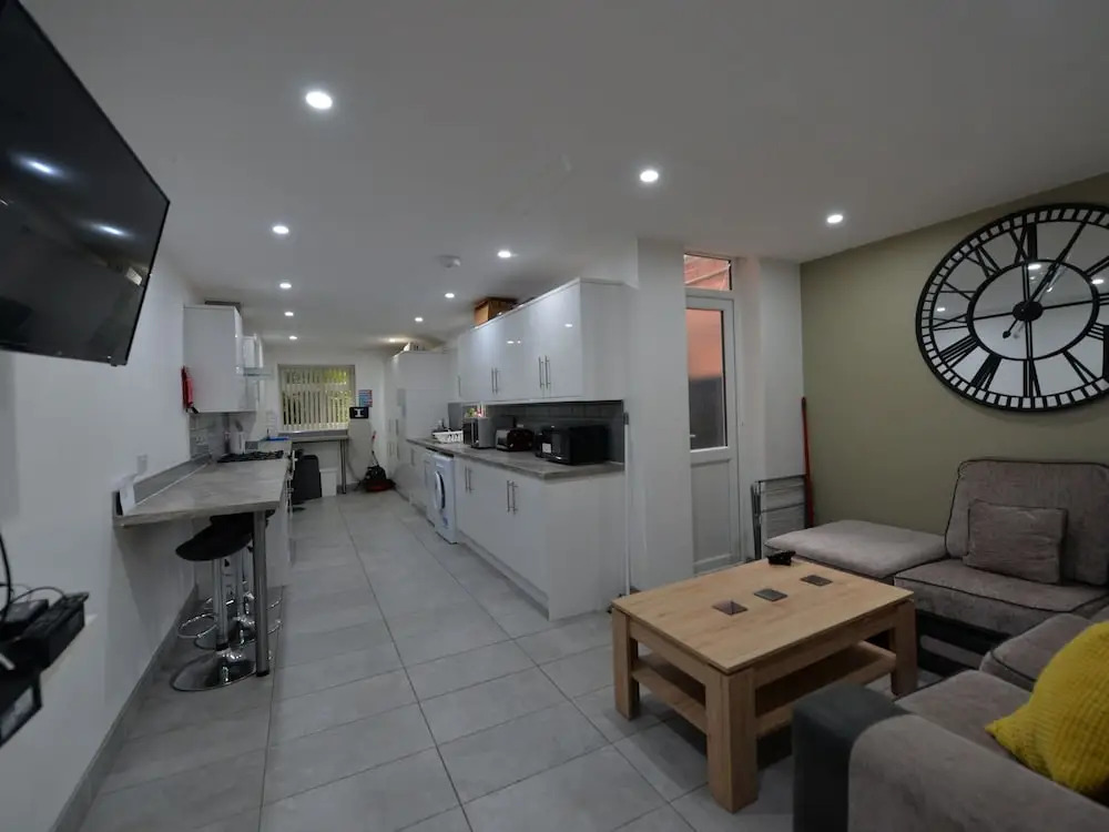 Enticing Holiday Home in Coventry With Garden