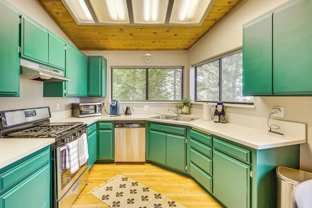 2 Mi to Lake Arrowhead: Treetop Retreat w/ Deck