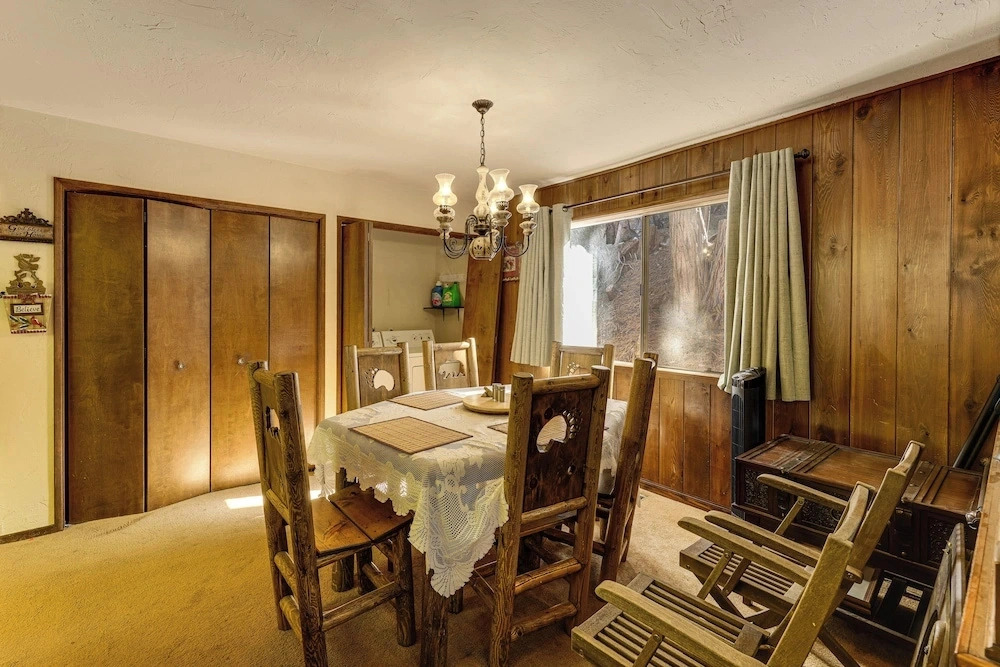 Walk to Lake Arrowhead! All-season Alpine Escape