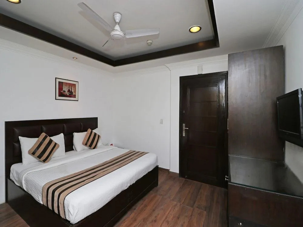 OYO 12789 Hotel Aaron Castle