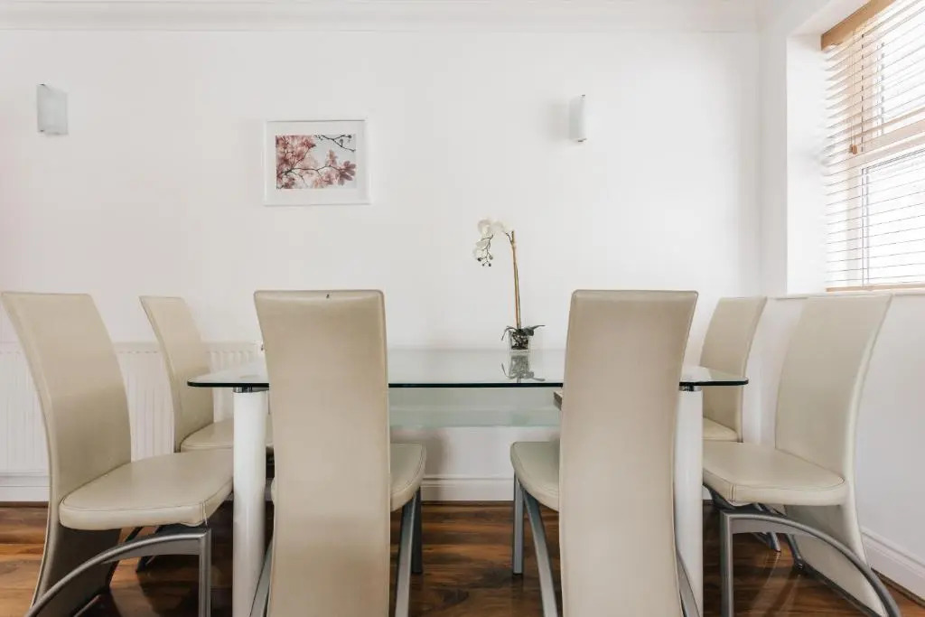 Top quality two bed apartment near beach front