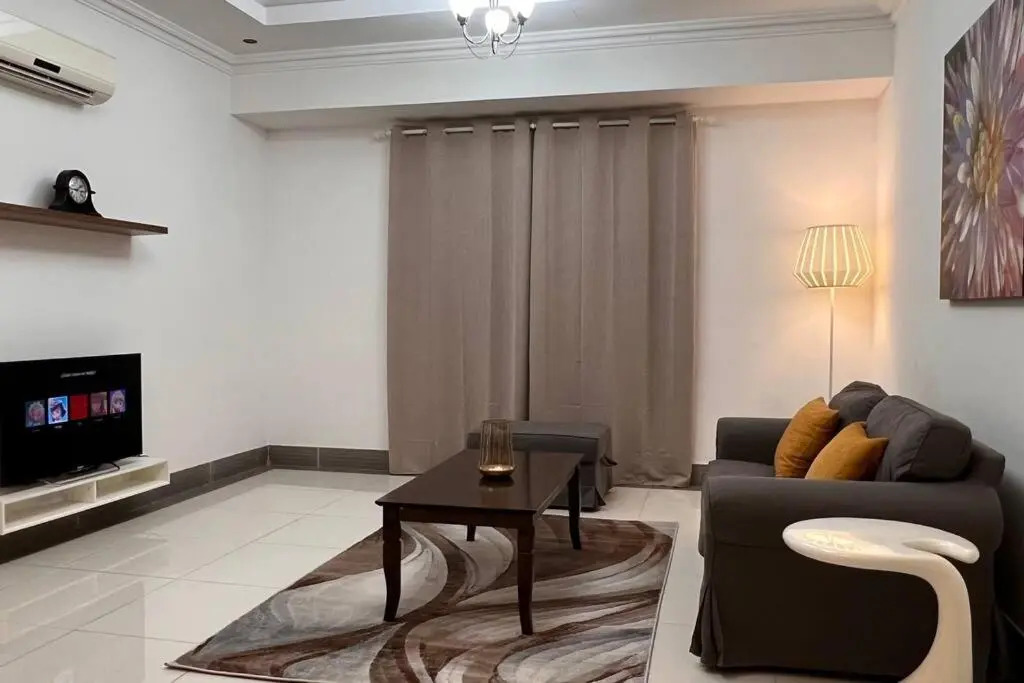 ONE Comfortable 2BR Apartment near Airport