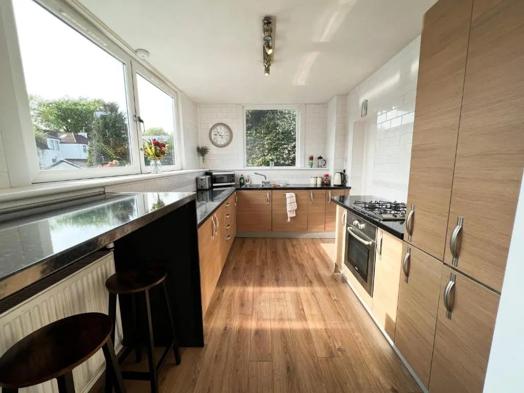 A Spacious Flat with Character - Private Car Space