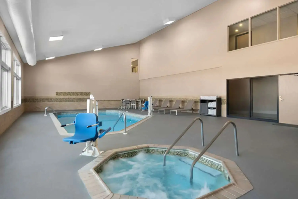 Country Inn & Suites by Radisson, Near The National Sports Center, Coon Rapids, MN