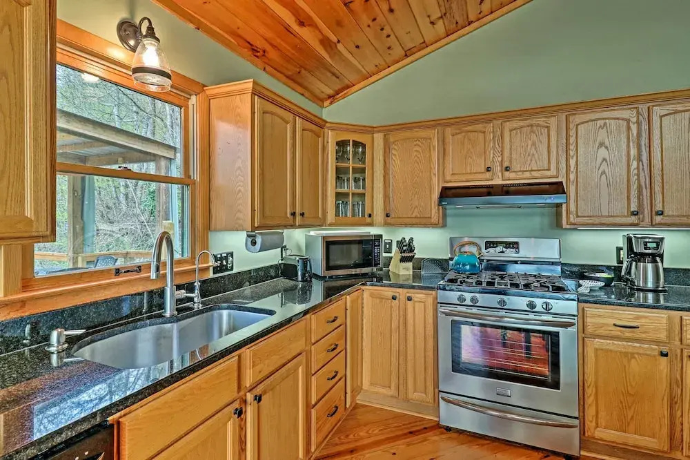 Serene 'mountain Mist' Retreat w/ Deck & Hot Tub!