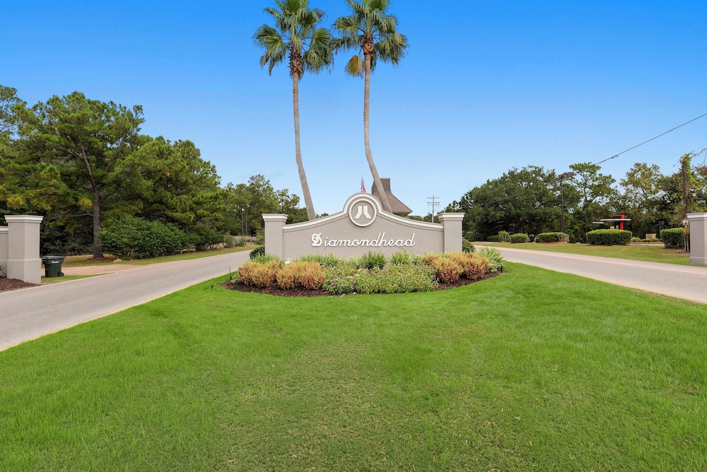 Golf Course Views! Couple's Retreat in Diamondhead