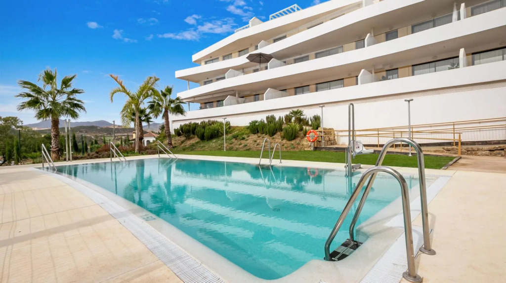 Roli in Estepona with 2 bedrooms and 2 bathrooms