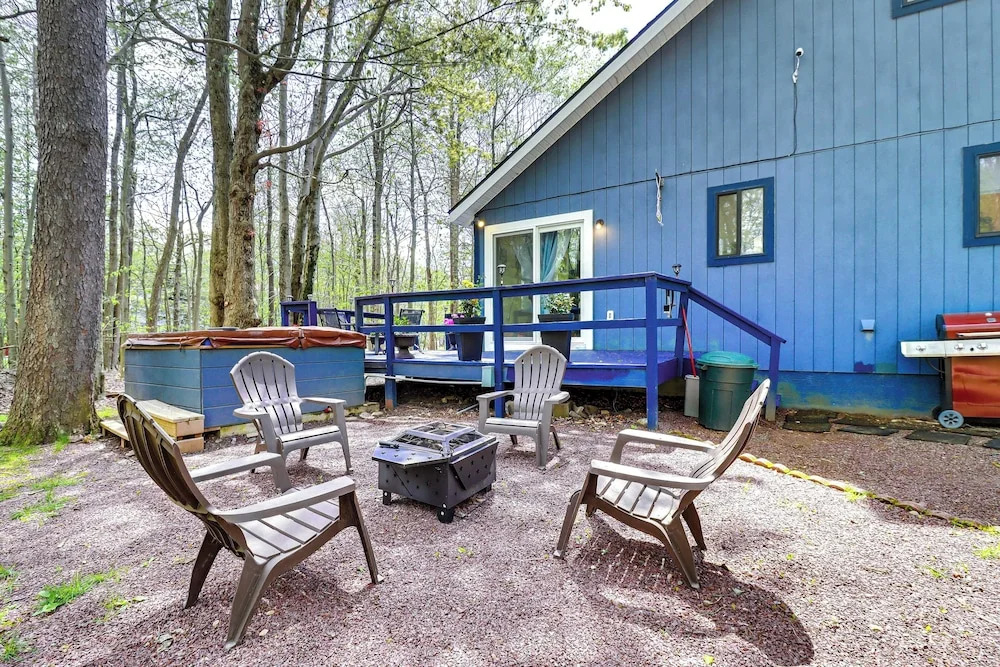 Hot Tub & Lake Beach Access: Tobyhanna Retreat!
