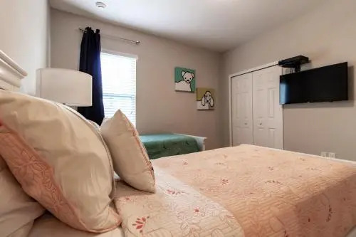 ACO PREMIUM – 8 Bd with Pool and Spa (1721)