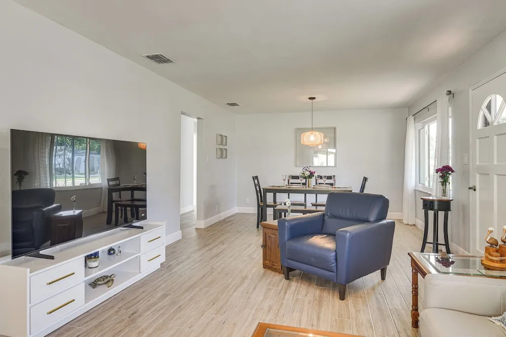 Beach-hop, Bike & Bbq! Clearwater Home w/ Yard