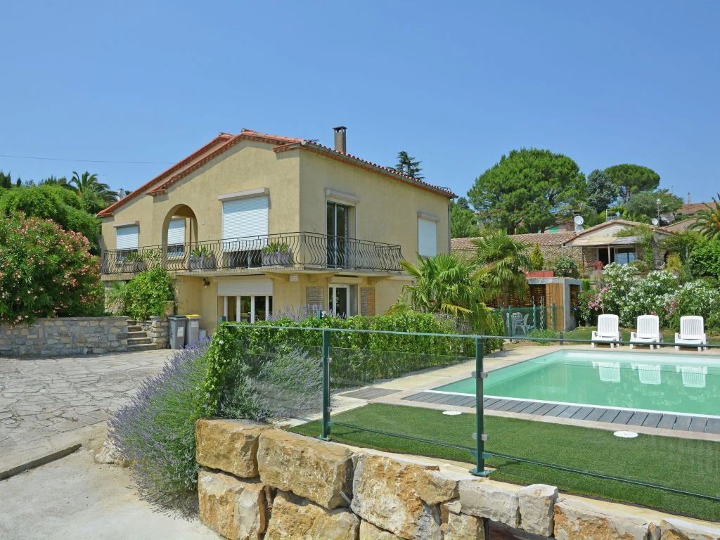 Single storey cottage with view on the Medieval city