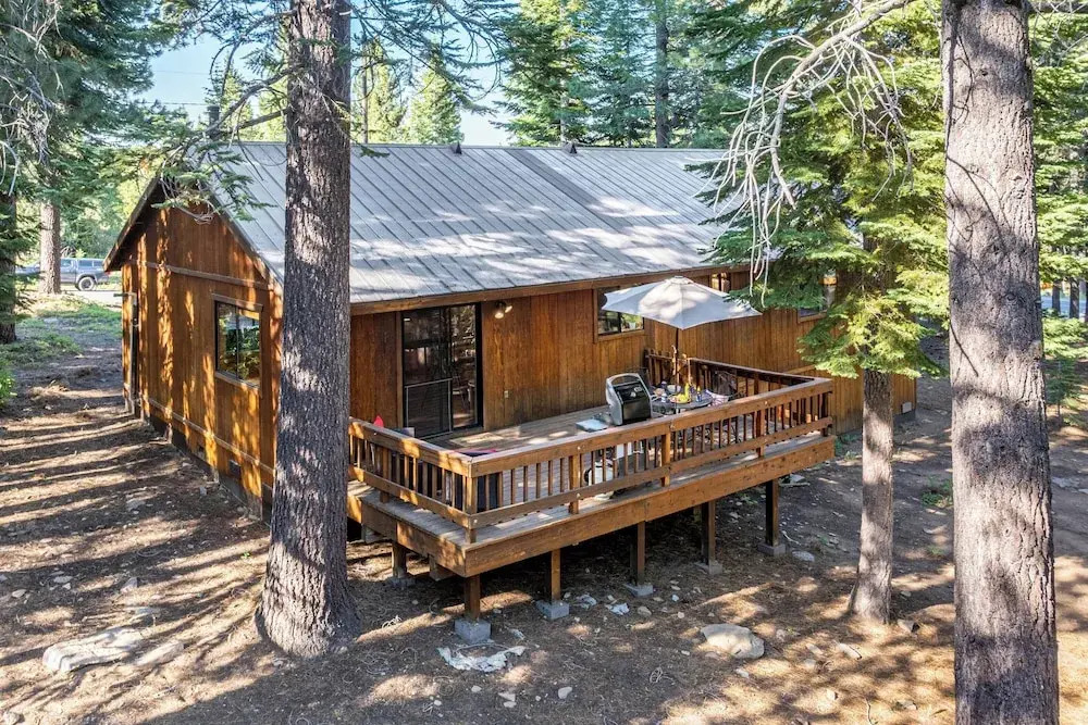 Whiskey Springs by Avantstay Classic Cabin Near Tahoe Donner Ski Area!