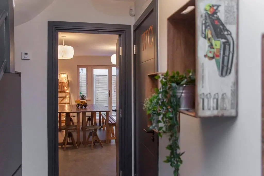 higgihaus #3b 2-3 Bed Small Groups Hip Location Sleeps 4-8