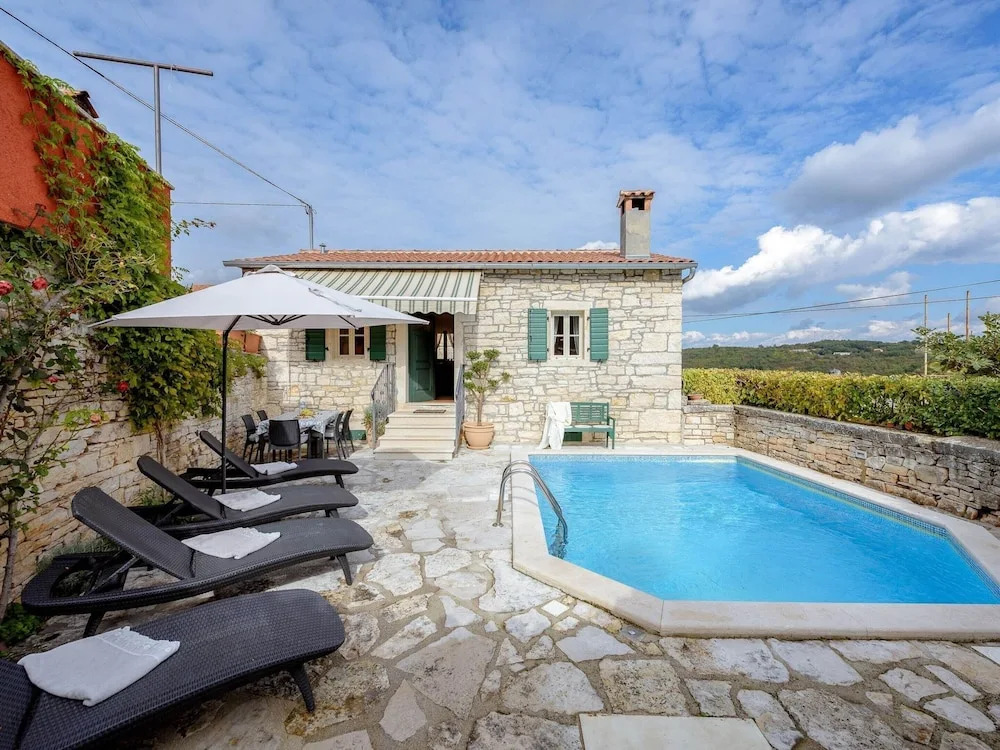 Lovely Stone House With Private Swimming Pool