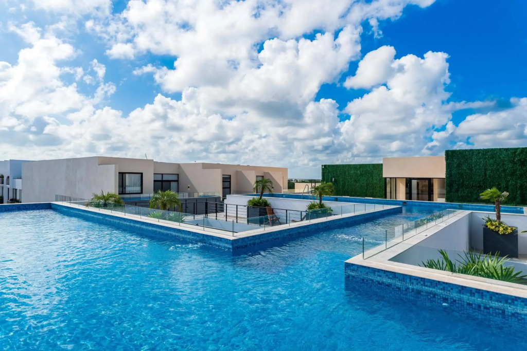 Ultra Luxury Condo, Rooftop Pool and HIGH SECURITY, Viva Residence