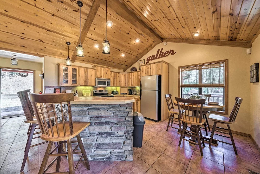 Cozy Ruidoso Cabin Retreat w/ Private Hot Tub