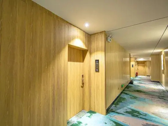 H Hotels (Xingyi Jichang Avenue)
