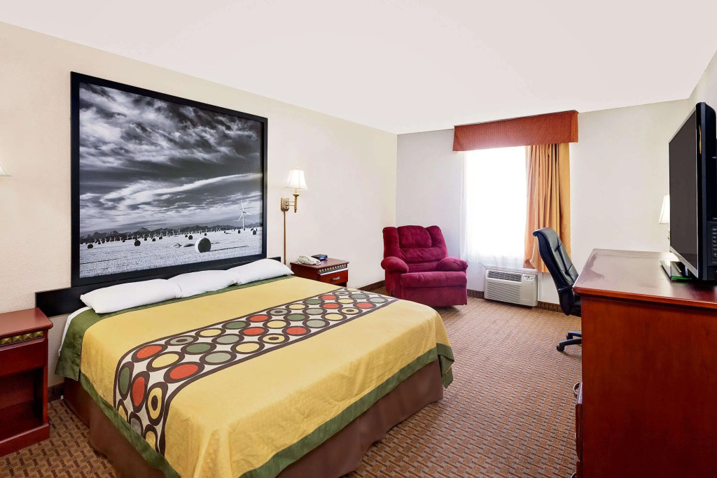 Super 8 by Wyndham Plainview