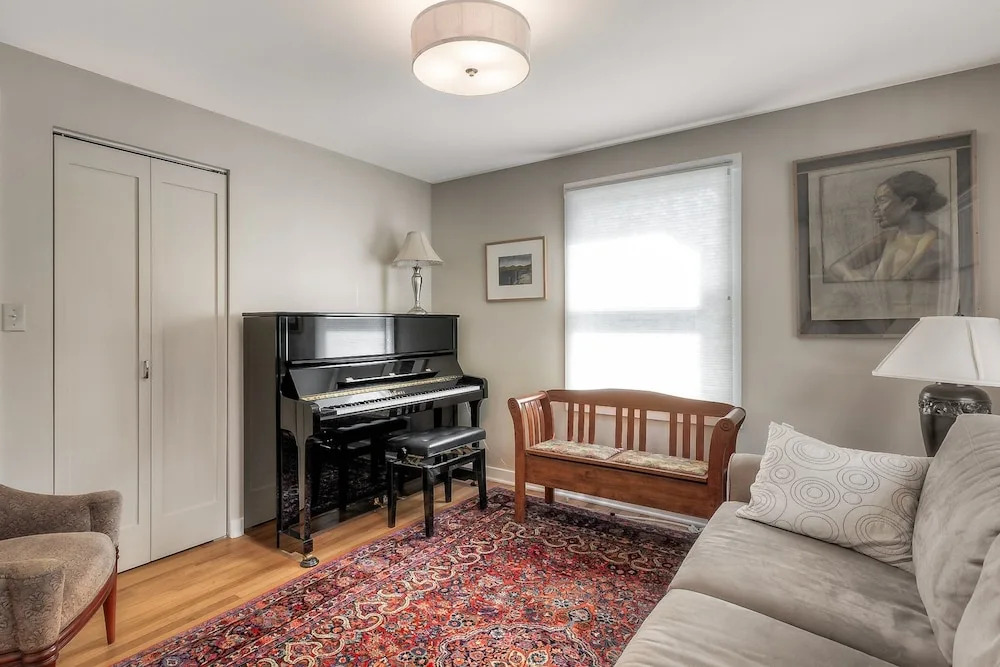 Lovely Laurelhurst - Music Room & Sunny Yard 3 Bedroom Home
