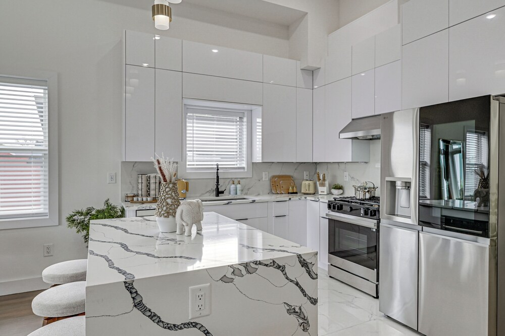 6 Mi to Manhattan: Luxe Apt w/ City Views!