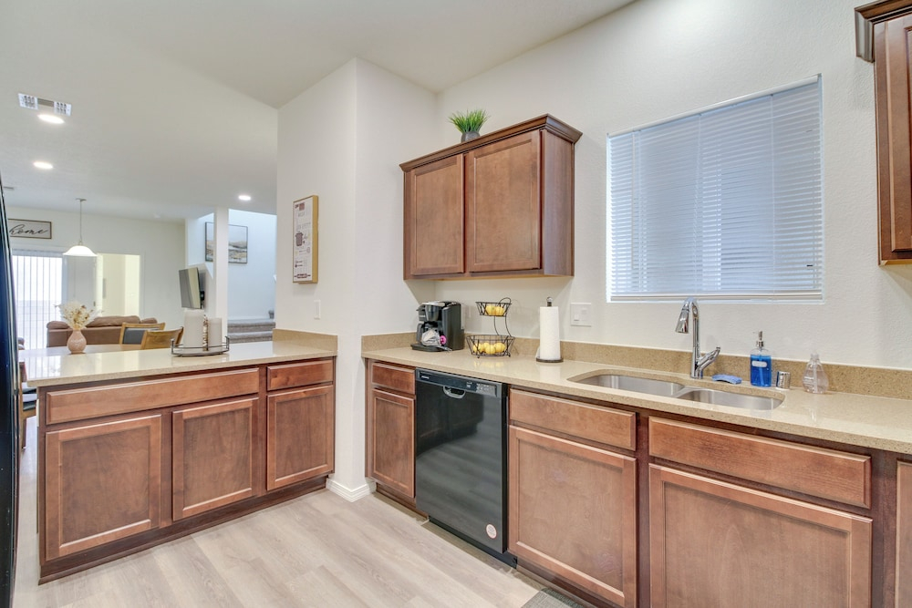 3 Mi to Downtown: Wfh-friendly ABQ Townhome!