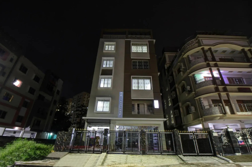OYO Townhouse 1128 Hotel Royal Palm Inn