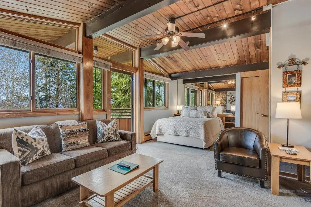 Laurelwood Condominiums Studio Deluxe Unit 115