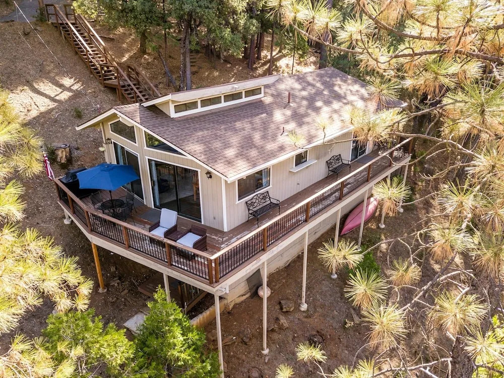 Creekside Hideaway - Spacious Home Hidden in Trees by Yosemite Region Resorts