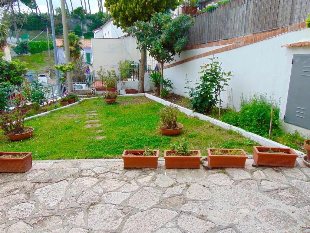 N209 - Numana, Bilocale Con Giardino a 100 Metri Dal Mare