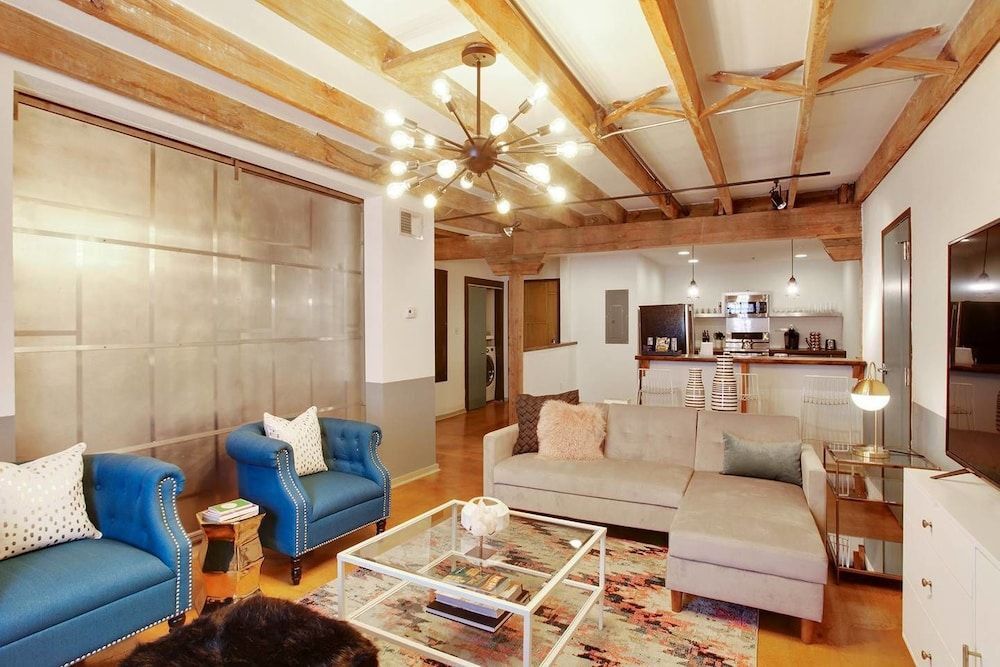 Luxury 2br/2ba Rooftop Apt in CBD by Domio