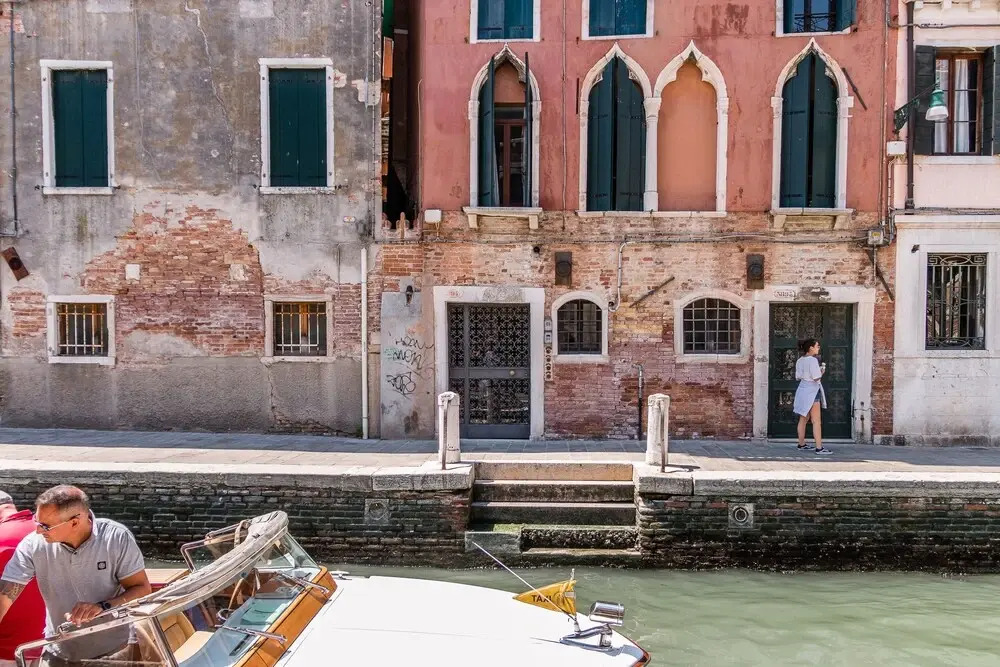 20 Windows on Venice
