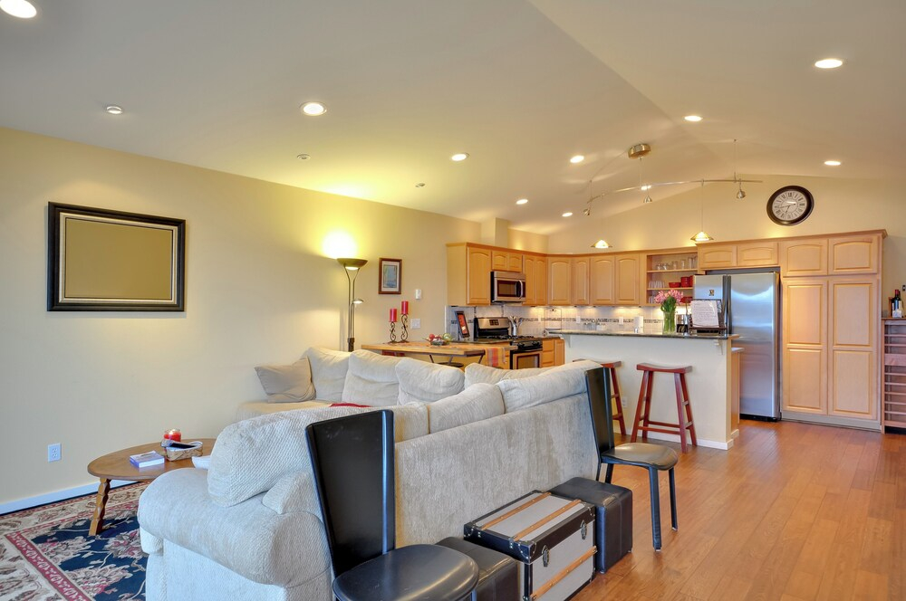 Waterfront Oregon Abode w/ Balcony & Ocean Views!