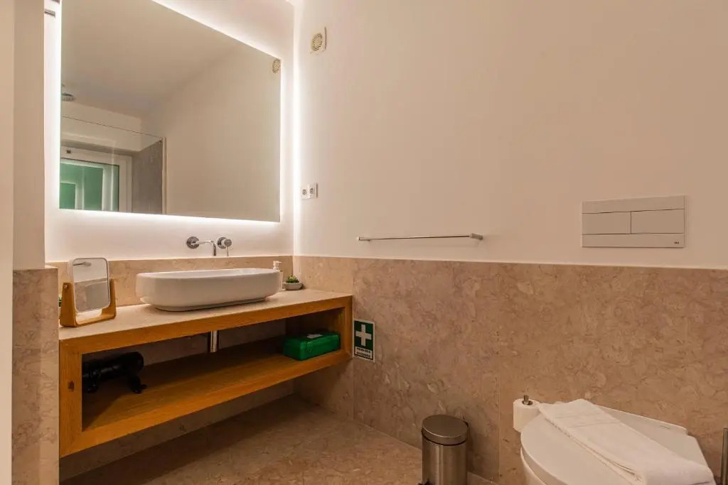 Upscale & Modern 2BDR Apartment