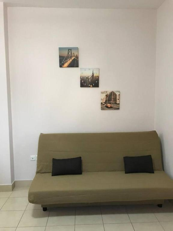 1 Bed - Sleeps 2 - Private Balcony - Free Parking