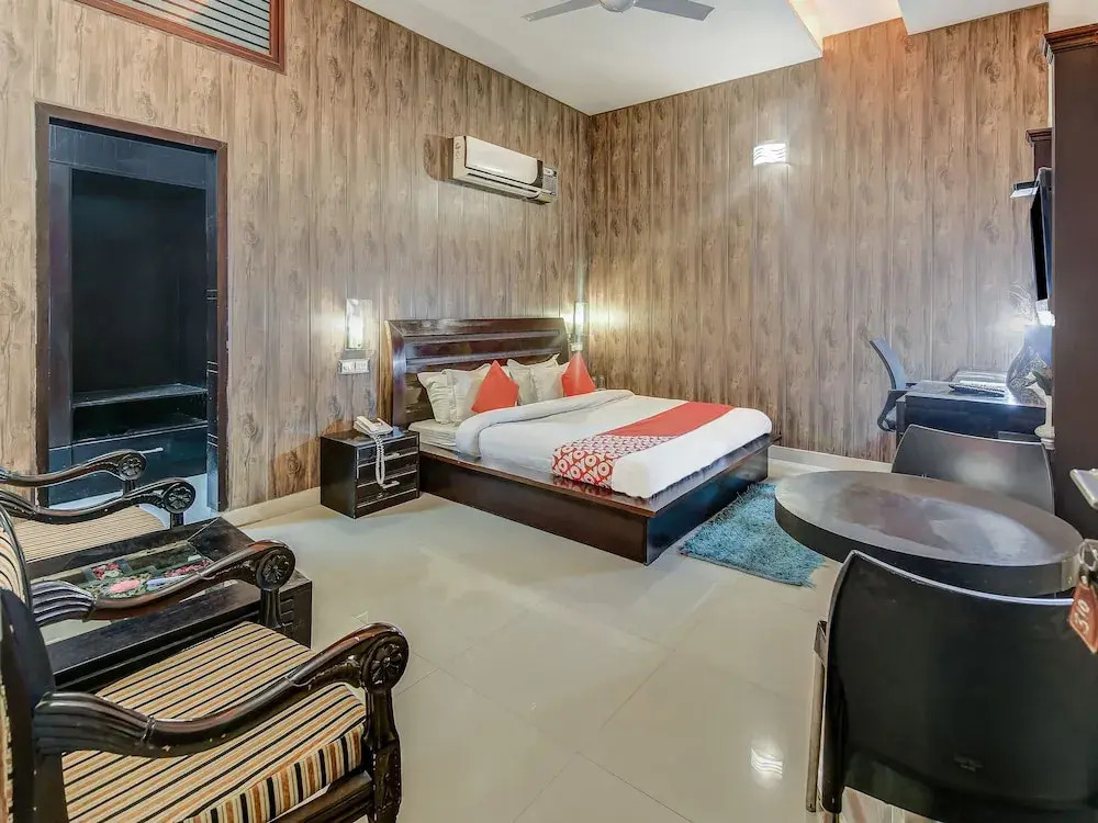 OYO 27999 Hotel Deep