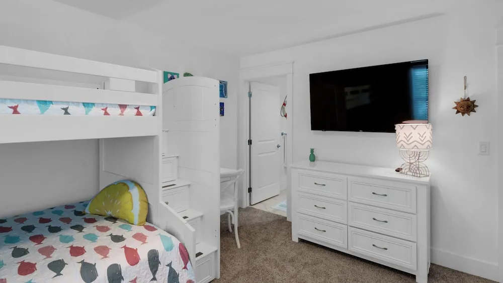 Minutes to Beach & Largest Public Beach Access, Modern New Build in Inlet