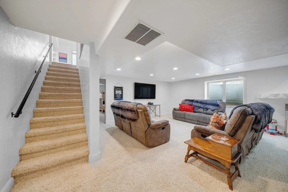 Fun w/ Family! Mtn-view Gem w/ Deck in Driggs