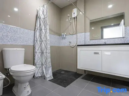 P1 Silom Pan large room full kitchen WIFI 4-6pax