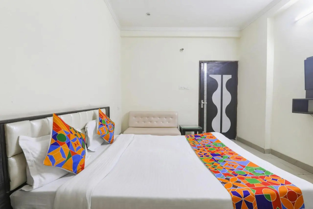 OYO 4998 Sara Residency