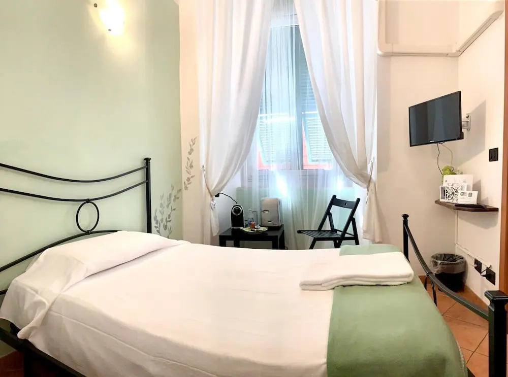 Guest House Virginias Rooms-Private free Parking and Top Carignano District