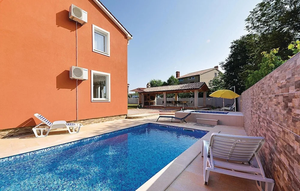 Gorgeous Home In Valbandon
