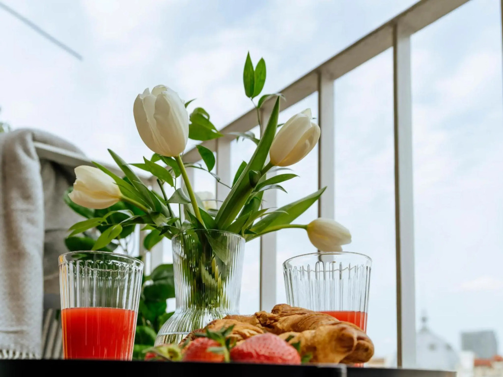 Sunny 2BR Flat - Top Location - Amazing Balcony