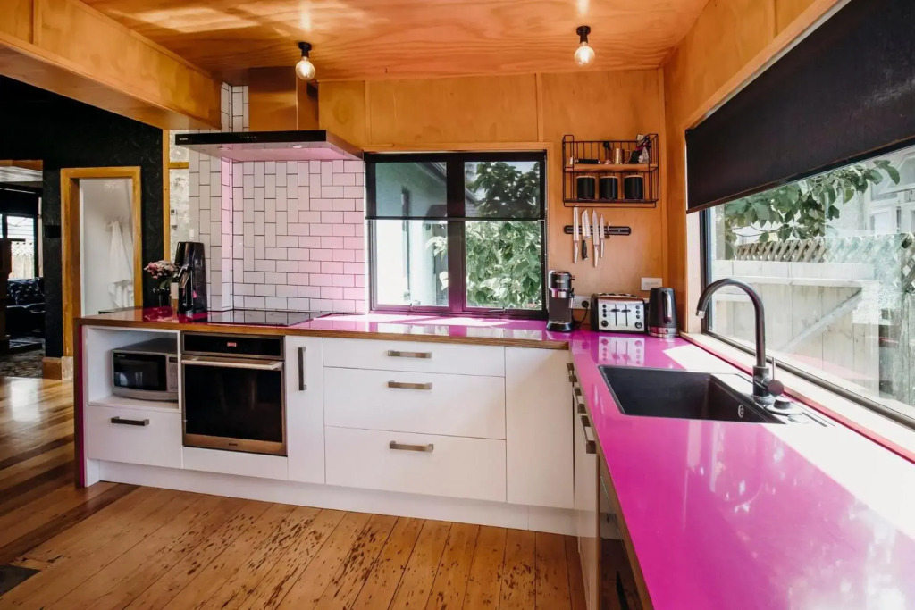 Fun Times in Fitzroy - eclectic bungalow by beach