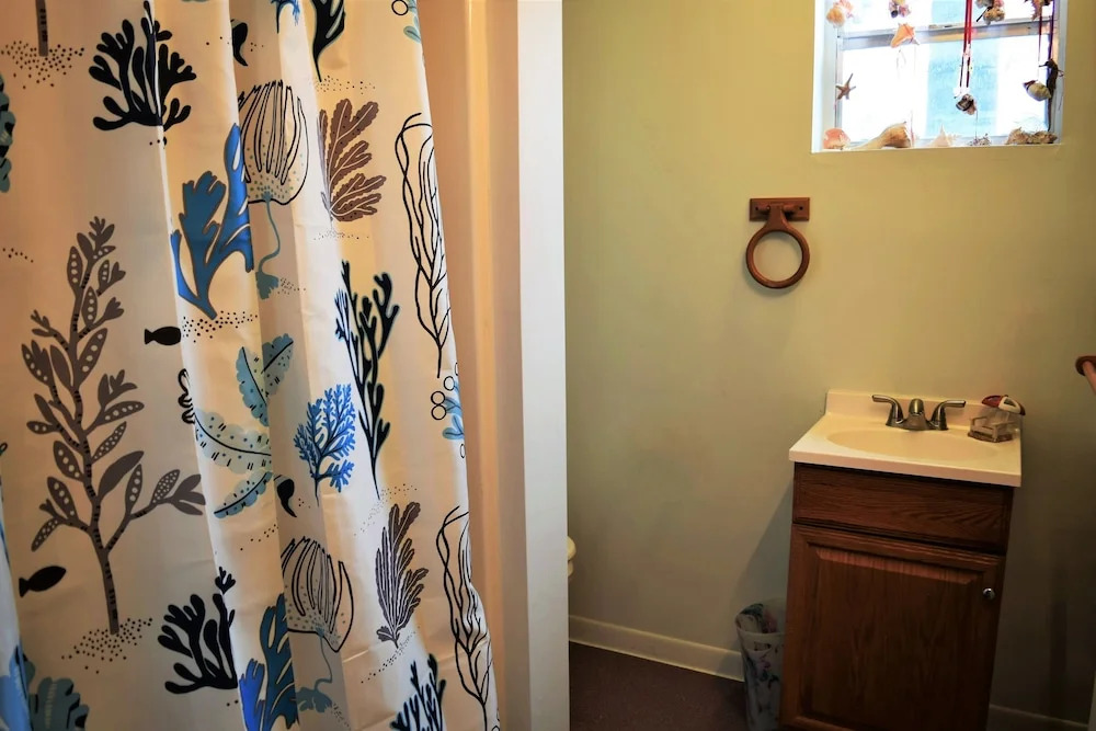 Paradise Cottage On Gulf Street - Three Bedroom Home