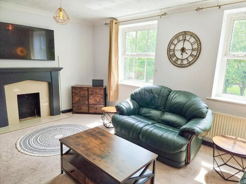 City House in Nice Area - Smart Tv's, 900mb Wifi